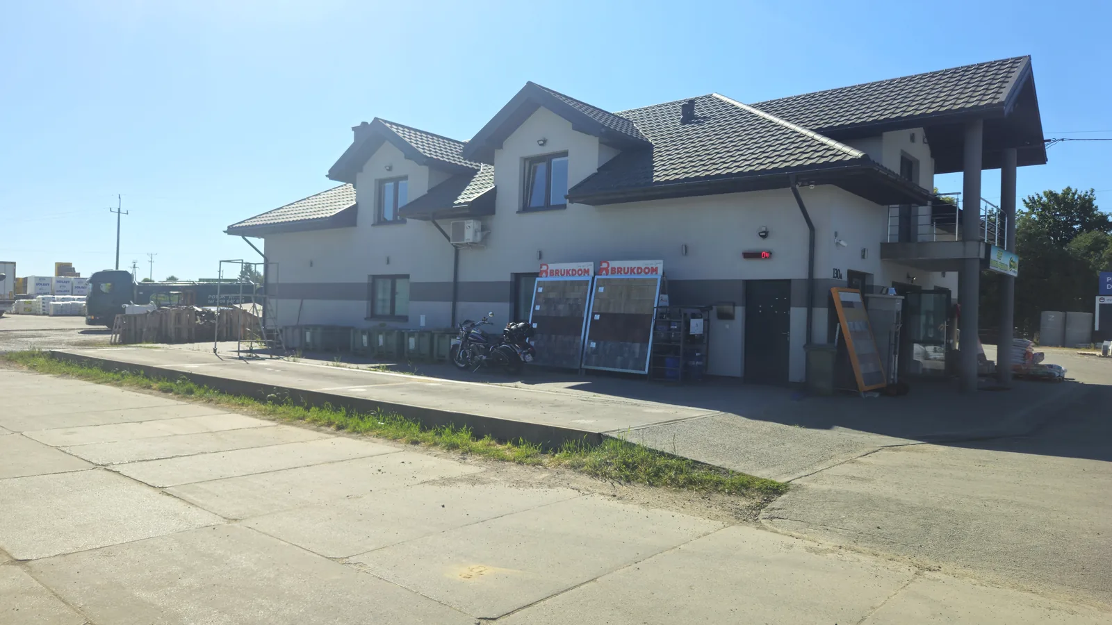 Budynek sklepu i biura oraz plac przy wadze