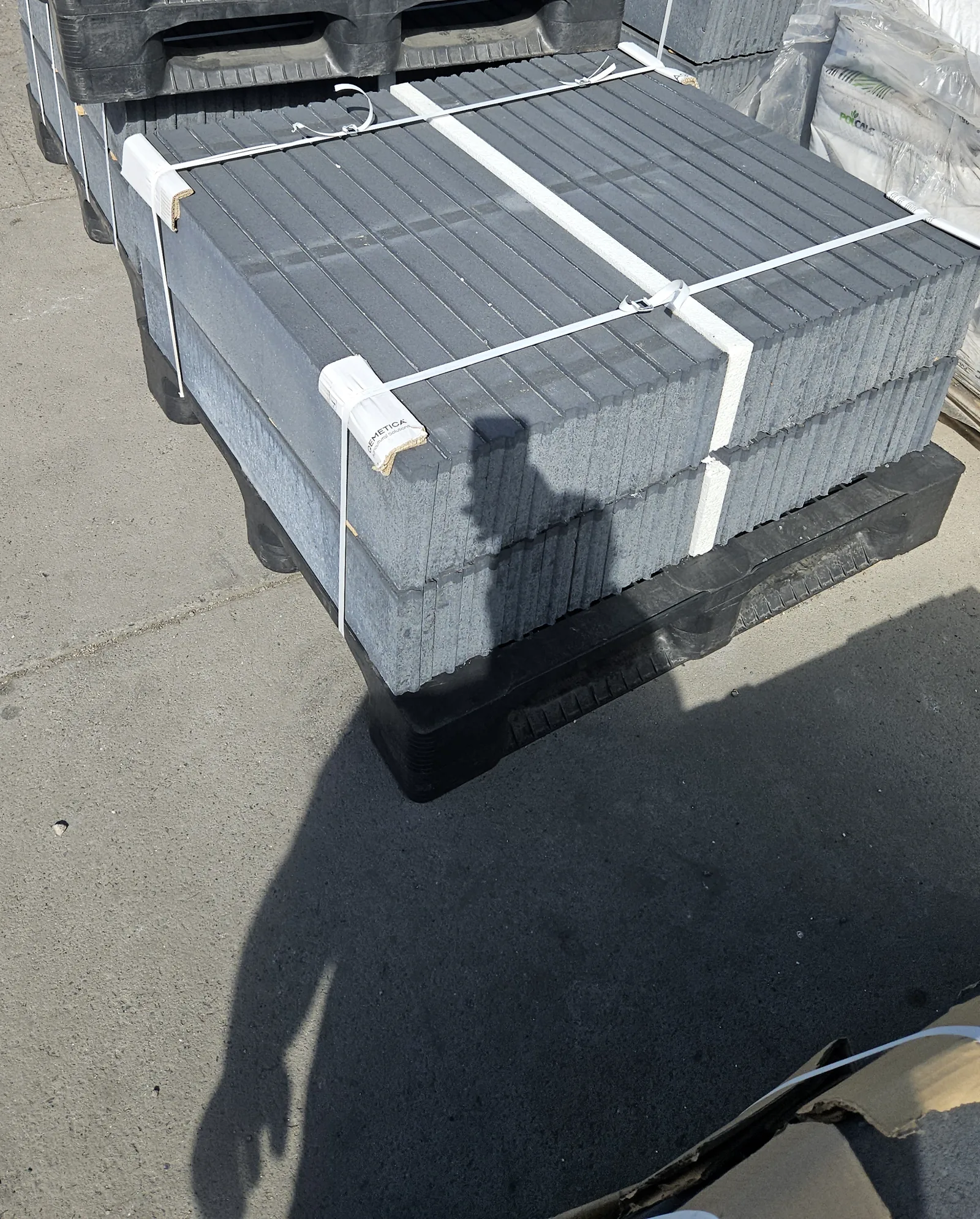 Zbliżenie plastikowych palet pod przygotowywanym ładunkiem