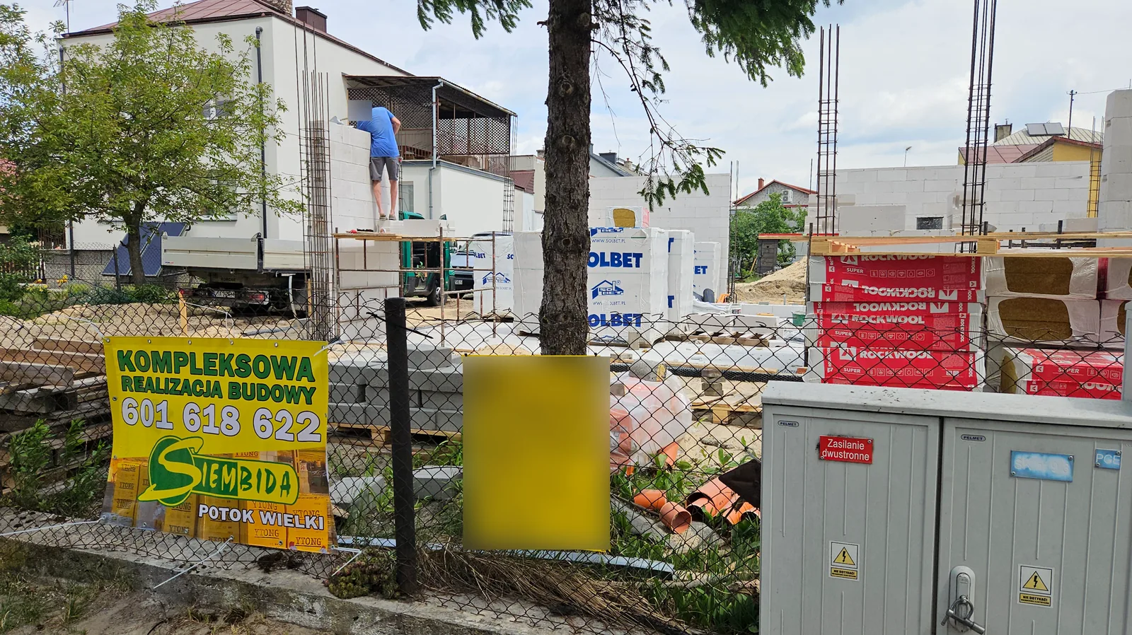 Materiały budowlane i budynek na inwestycji w Biłgoraju