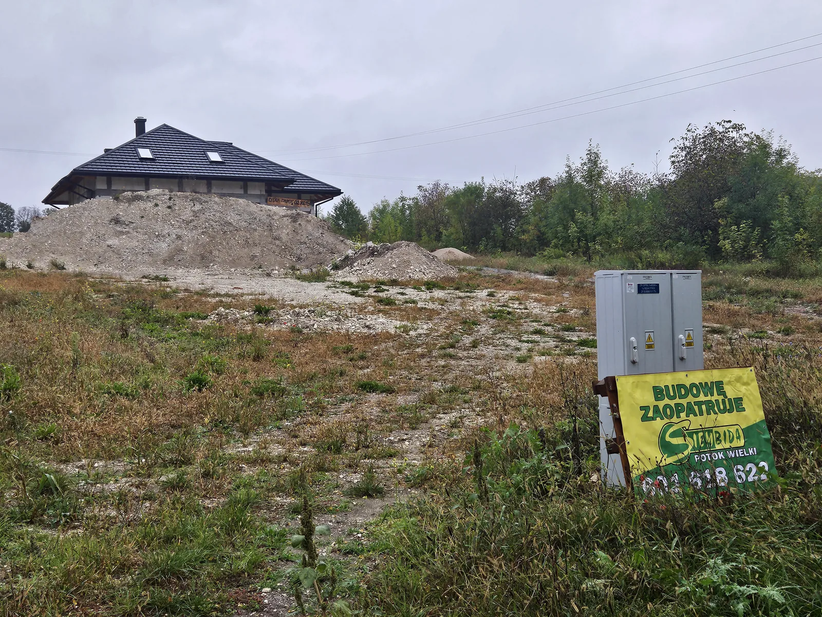 Teren inwestycji budowlanej w Dzierzkowicach