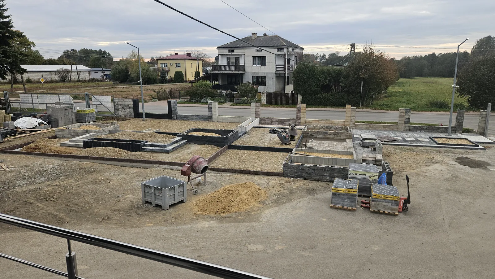 Układanie elementów i obrzeży w powstającym ogródku