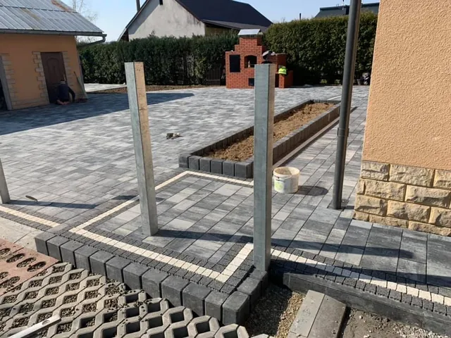 Realizacja z elementami Styrobud Akcento przy domu