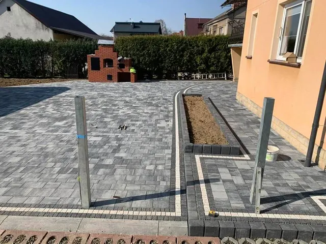 Realizacja z elementami Styrobud Akcento przy domu