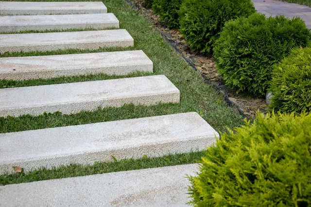 Realizacja z elementami Styrobud Aspro przy domu