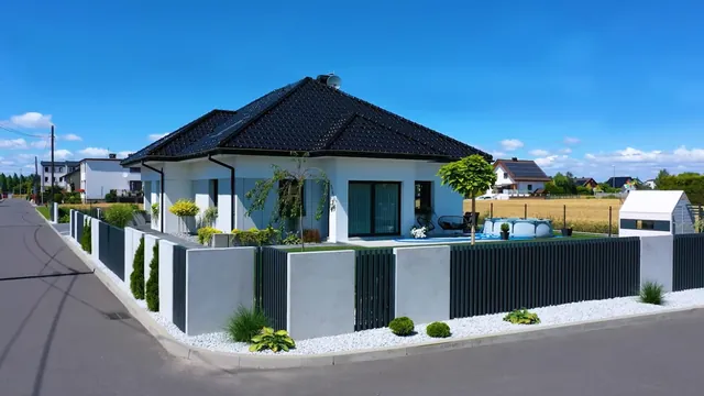 Realizacja z elementami Styrobud Betonowe ogrodzenia typu L (elki ogrodzeniowe) przy domu