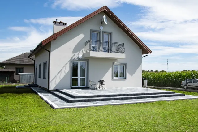 Realizacja z elementami Styrobud Moderno przy domu