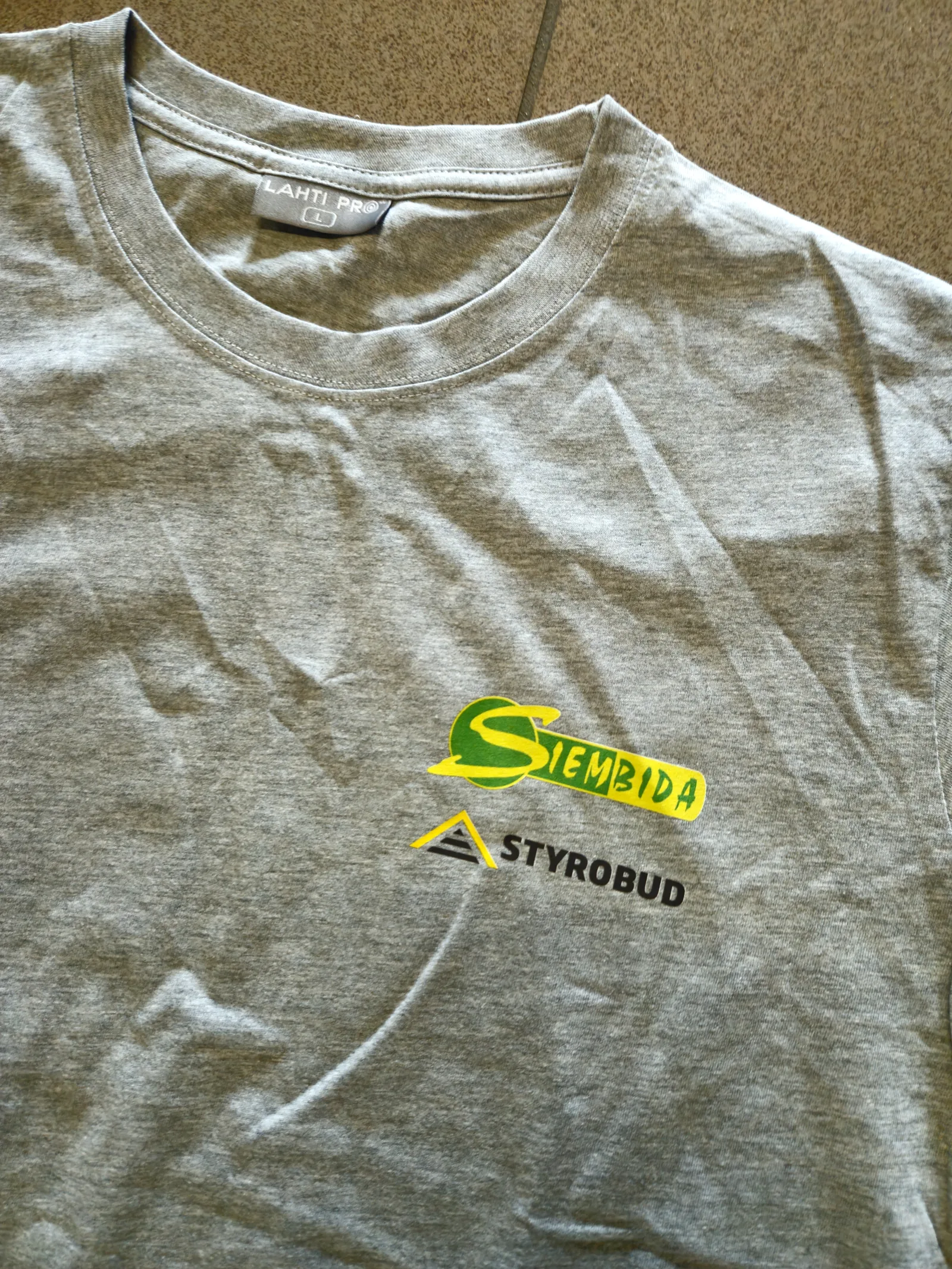 Logo Styrobud i Siembida na odzieży dla ekip brukarskich
