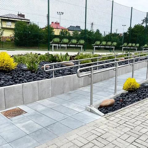 Realizacja z elementami Styrobud Palisady typu L przy domu