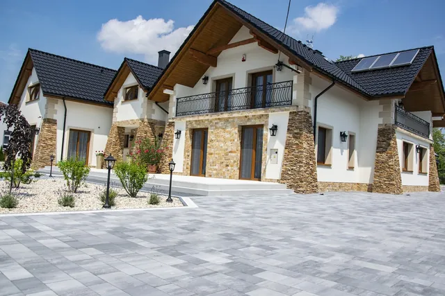 Realizacja z elementami Styrobud Platino przy domu