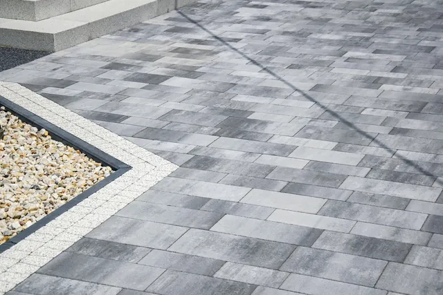 Realizacja z elementami Styrobud Platino przy domu