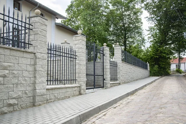 Realizacja z elementami Styrobud Vero przy domu