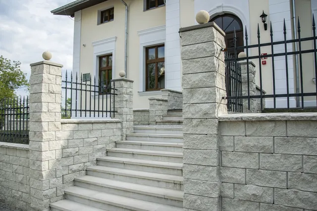 Realizacja z elementami Styrobud Vero przy domu