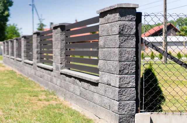 Realizacja z elementami Styrobud Vero przy domu