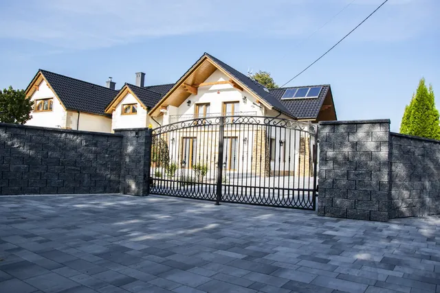 Realizacja z elementami Styrobud Vero przy domu