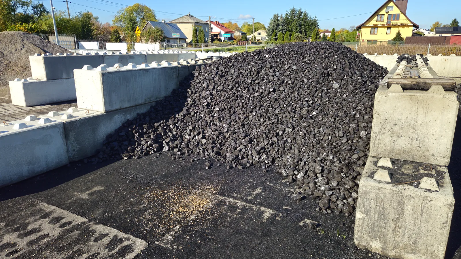 Węgiel w betonowym boksie na placu