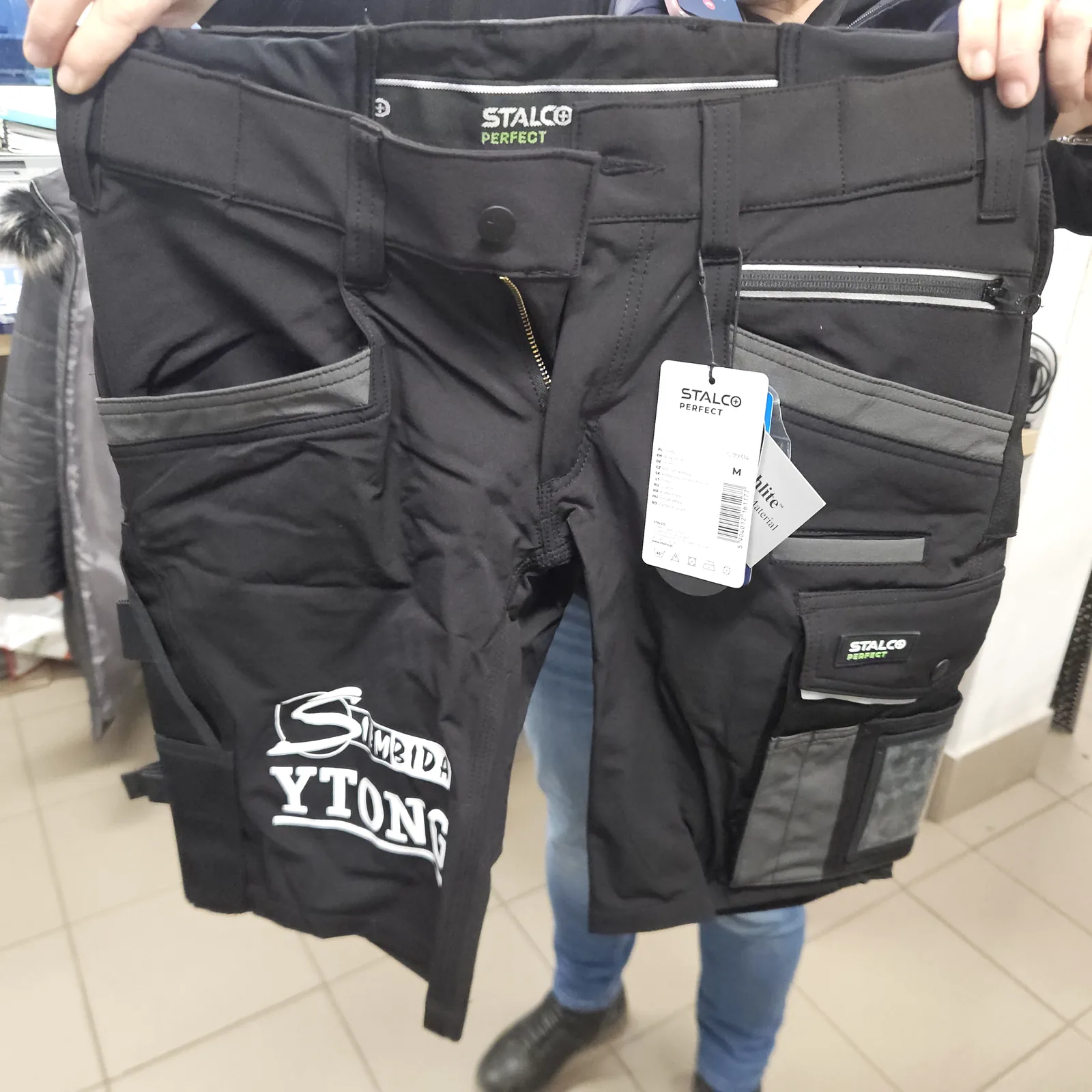 Spodnie robocze z oznaczeniami Siembida i Ytong
