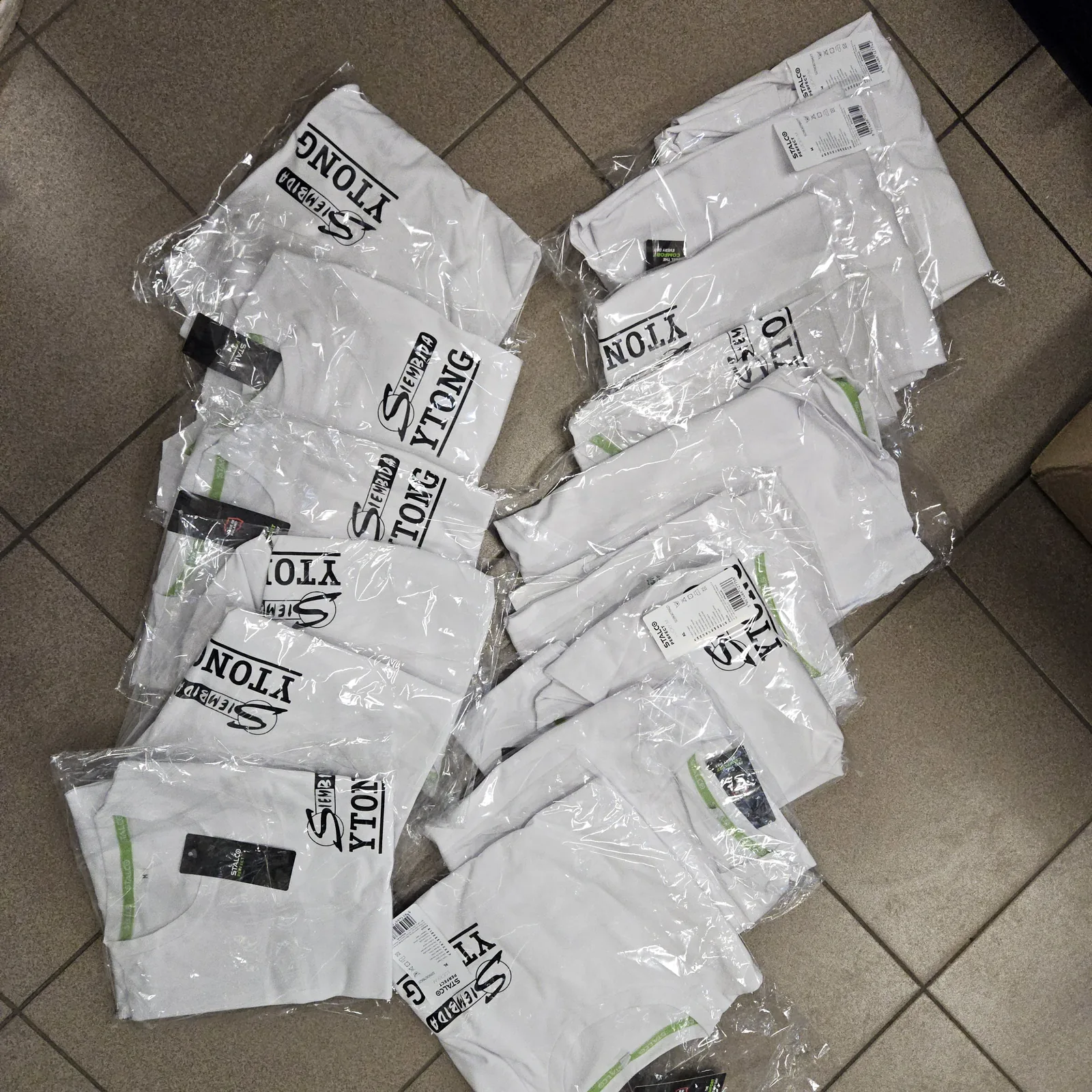 Rozłożone zestawy odzieży z akcji promocyjnej Ytong